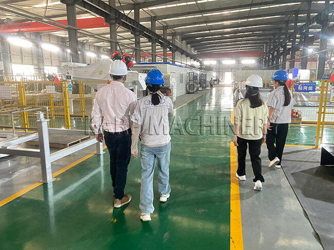 Customers visit our factory